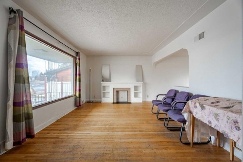 2472 Capitol Hill Crescent Nw, Calgary, AB - Indoor Photo Showing Other Room