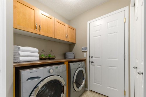38 Simcoe Crescent Sw, Calgary, AB - Indoor Photo Showing Laundry Room