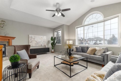 38 Simcoe Crescent Sw, Calgary, AB - Indoor Photo Showing Living Room