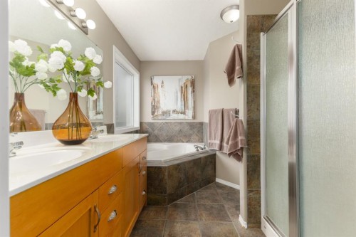 38 Simcoe Crescent Sw, Calgary, AB - Indoor Photo Showing Bathroom