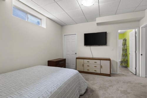 38 Simcoe Crescent Sw, Calgary, AB - Indoor Photo Showing Bedroom