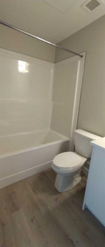 403-660 Shawnee Square Sw, Calgary, AB - Indoor Photo Showing Bathroom