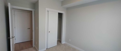 403-660 Shawnee Square Sw, Calgary, AB - Indoor Photo Showing Other Room
