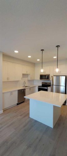 403-660 Shawnee Square Sw, Calgary, AB - Indoor Photo Showing Kitchen