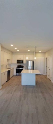 403-660 Shawnee Square Sw, Calgary, AB - Indoor Photo Showing Kitchen