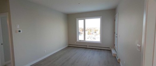 403-660 Shawnee Square Sw, Calgary, AB - Indoor Photo Showing Other Room