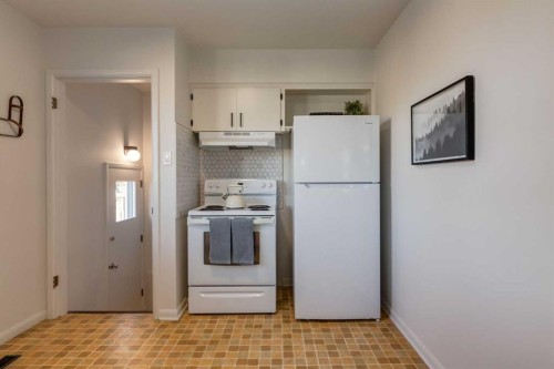 126 Winston Drive Sw, Calgary, AB - Indoor Photo Showing Kitchen