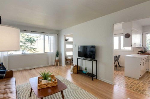126 Winston Drive Sw, Calgary, AB - Indoor Photo Showing Living Room