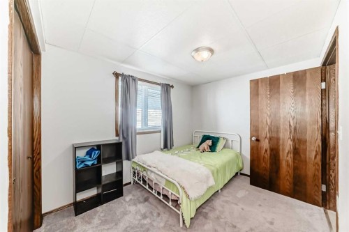 283 Highland Circle, Strathmore, AB - Indoor Photo Showing Bedroom
