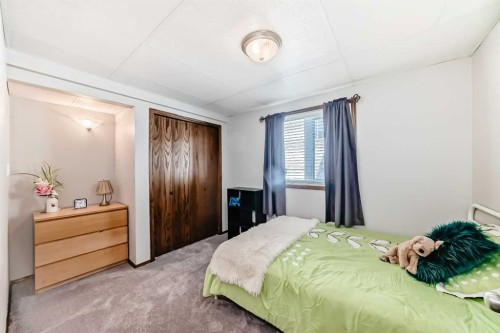 283 Highland Circle, Strathmore, AB - Indoor Photo Showing Bedroom