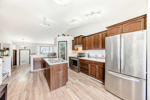 283 Highland Circle, Strathmore, AB - Indoor Photo Showing Kitchen With Stainless Steel Kitchen