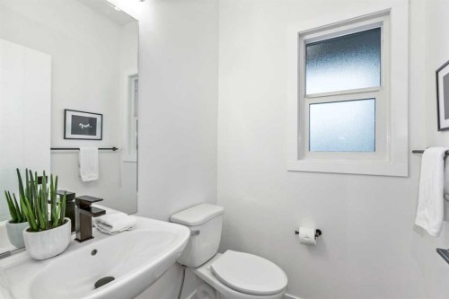 704-200 Belvedere Boulevard Se, Calgary, AB - Indoor Photo Showing Bathroom