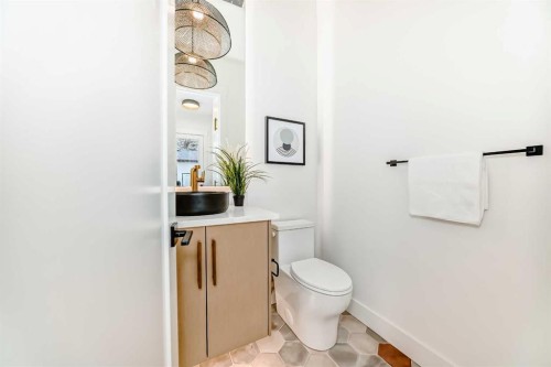 214 27 Avenue Nw, Calgary, AB - Indoor Photo Showing Bathroom