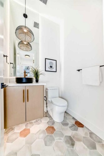 214 27 Avenue Nw, Calgary, AB - Indoor Photo Showing Bathroom