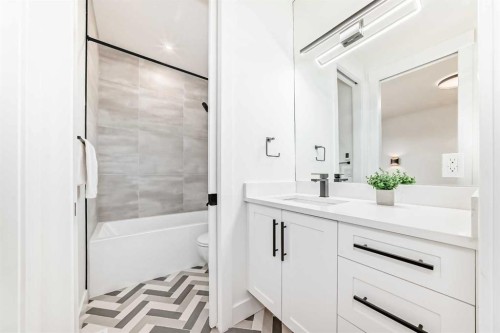 214 27 Avenue Nw, Calgary, AB - Indoor Photo Showing Bathroom