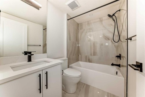 214 27 Avenue Nw, Calgary, AB - Indoor Photo Showing Bathroom