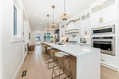214 27 Avenue Nw, Calgary, AB - Indoor Photo Showing Kitchen With Upgraded Kitchen