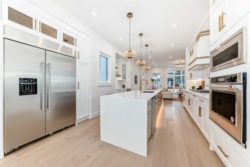 214 27 Avenue Nw, Calgary, AB - Indoor Photo Showing Kitchen With Upgraded Kitchen