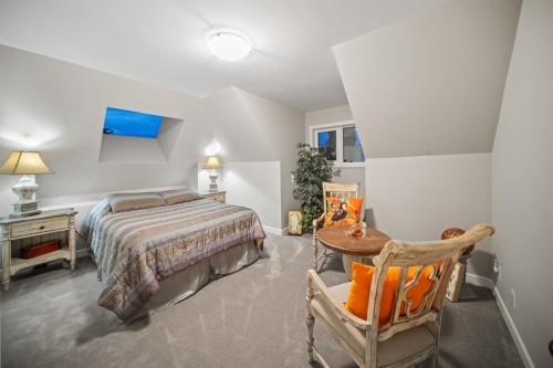 42 Woodhaven Crescent Sw, Calgary, AB - Indoor Photo Showing Bedroom