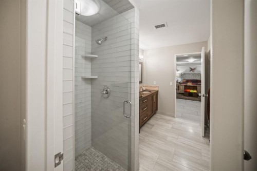 42 Woodhaven Crescent Sw, Calgary, AB - Indoor Photo Showing Bathroom