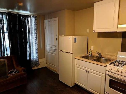 1324 1 Street Sw, Calgary, AB - Indoor Photo Showing Kitchen With Double Sink
