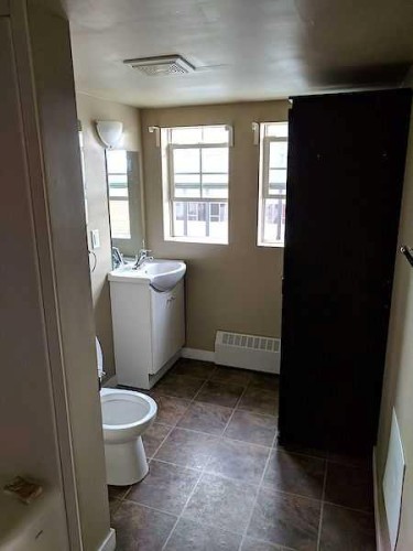1324 1 Street Sw, Calgary, AB - Indoor Photo Showing Bathroom