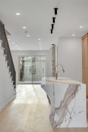 239 22 Avenue Ne, Calgary, AB - Indoor Photo Showing Other Room