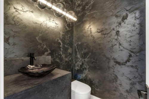 239 22 Avenue Ne, Calgary, AB - Indoor Photo Showing Bathroom