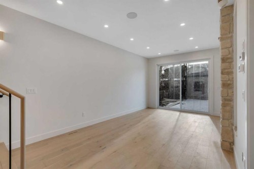 239 22 Avenue Ne, Calgary, AB - Indoor Photo Showing Other Room