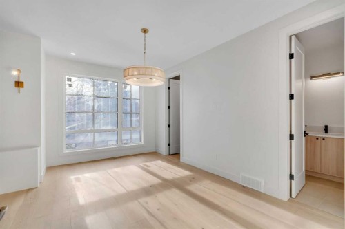 239 22 Avenue Ne, Calgary, AB - Indoor Photo Showing Other Room