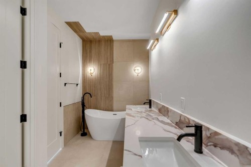239 22 Avenue Ne, Calgary, AB - Indoor Photo Showing Bathroom