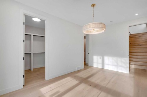 239 22 Avenue Ne, Calgary, AB - Indoor Photo Showing Other Room