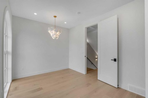239 22 Avenue Ne, Calgary, AB - Indoor Photo Showing Other Room