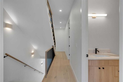 239 22 Avenue Ne, Calgary, AB - Indoor Photo Showing Other Room