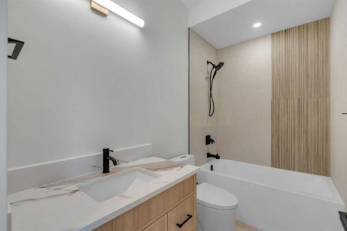239 22 Avenue Ne, Calgary, AB - Indoor Photo Showing Bathroom