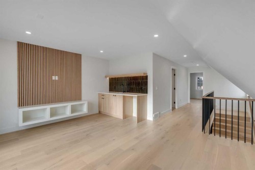 239 22 Avenue Ne, Calgary, AB - Indoor Photo Showing Other Room