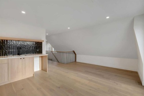 239 22 Avenue Ne, Calgary, AB - Indoor Photo Showing Other Room