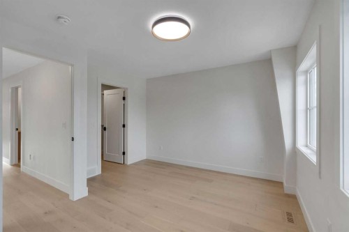 239 22 Avenue Ne, Calgary, AB - Indoor Photo Showing Other Room