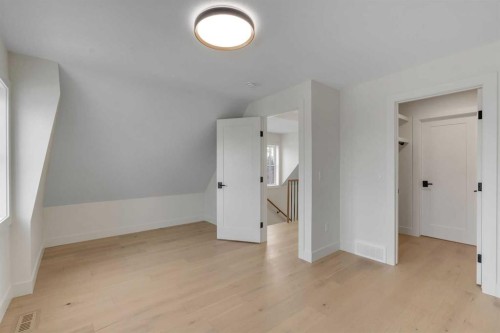 239 22 Avenue Ne, Calgary, AB - Indoor Photo Showing Other Room