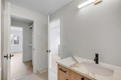 239 22 Avenue Ne, Calgary, AB - Indoor