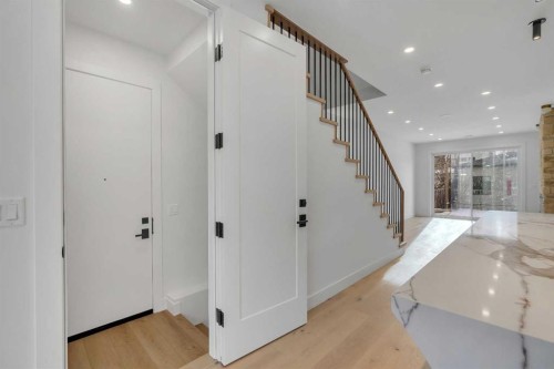 239 22 Avenue Ne, Calgary, AB - Indoor Photo Showing Other Room