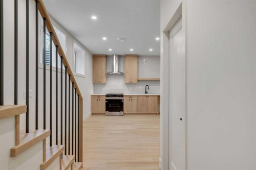 239 22 Avenue Ne, Calgary, AB - Indoor Photo Showing Other Room