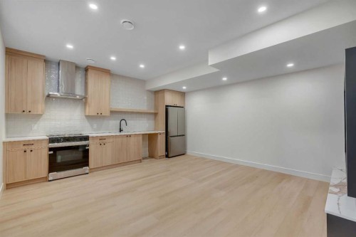 239 22 Avenue Ne, Calgary, AB - Indoor Photo Showing Kitchen