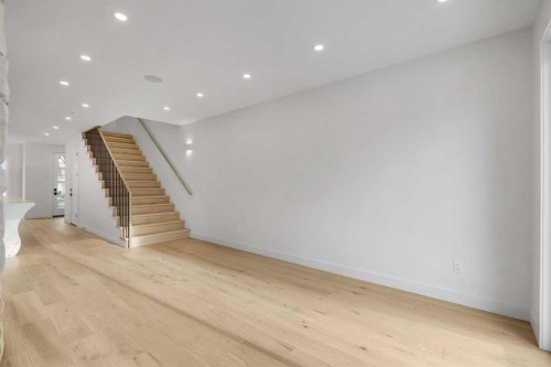 239 22 Avenue Ne, Calgary, AB - Indoor Photo Showing Other Room