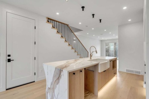 239 22 Avenue Ne, Calgary, AB - Indoor Photo Showing Other Room