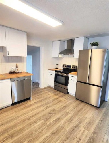 406 8 Avenue Se, High River, AB - Indoor Photo Showing Kitchen