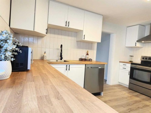 406 8 Avenue Se, High River, AB - Indoor Photo Showing Kitchen