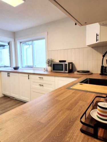 406 8 Avenue Se, High River, AB - Indoor Photo Showing Kitchen