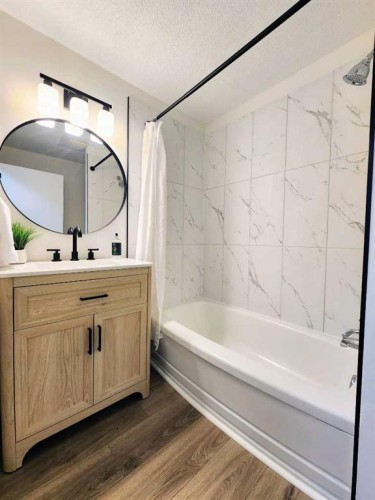 406 8 Avenue Se, High River, AB - Indoor Photo Showing Bathroom