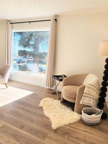 406 8 Avenue Se, High River, AB - Indoor Photo Showing Living Room
